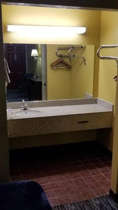 Hotel 5 Beds & 3 Baths Sleeps 11 Hotel Room Suite 102 Booking Stillwater Exterior foto
