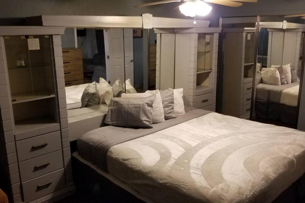 Hotel 5 Beds & 3 Baths Sleeps 11 Hotel Room Suite 102 Booking Stillwater Exterior foto