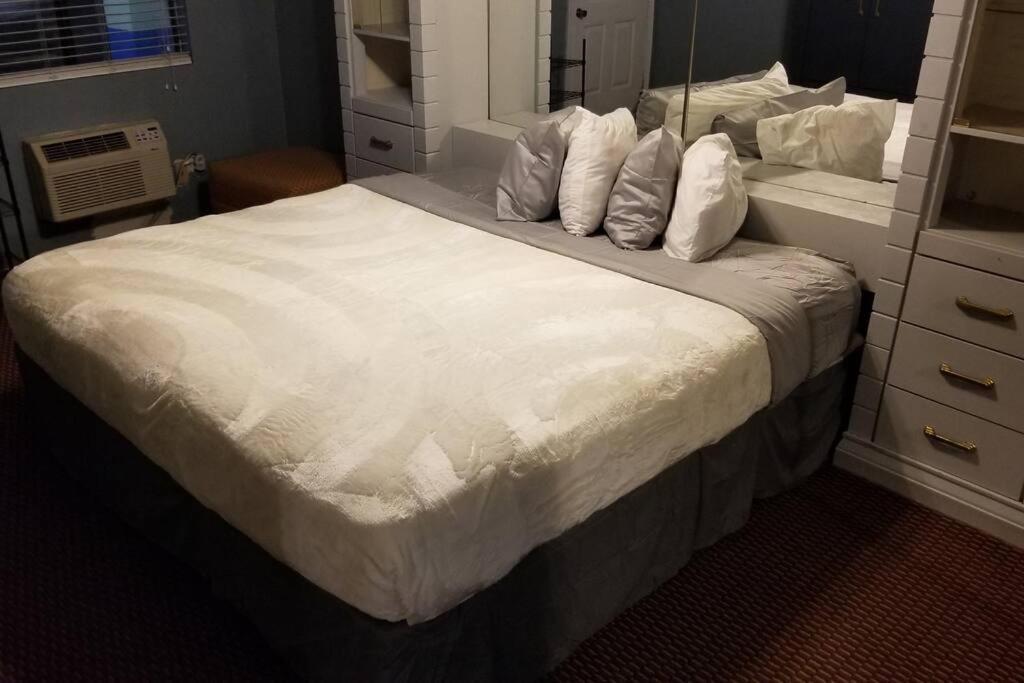 Hotel 5 Beds & 3 Baths Sleeps 11 Hotel Room Suite 102 Booking Stillwater Exterior foto